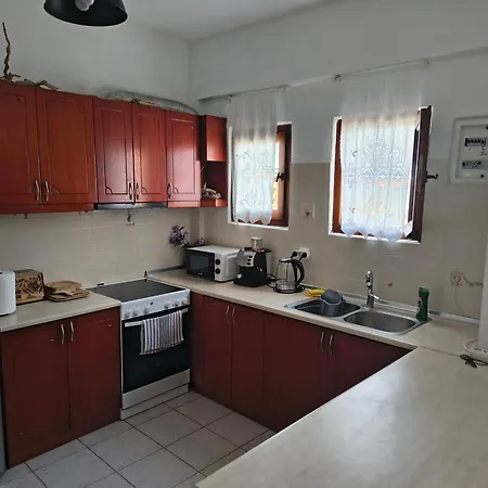 Kamari בית נופש *
